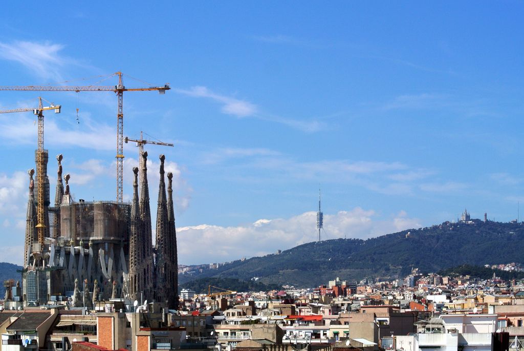 Sagrada Família amb Collserola al fons