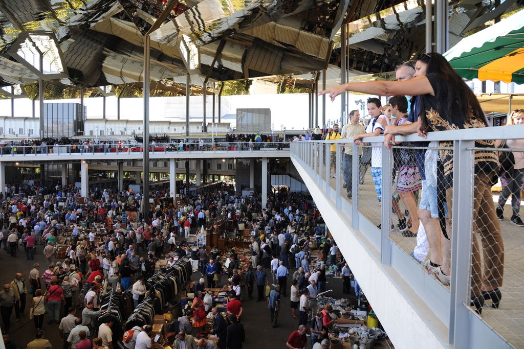 Mercat Encants Vells. Plataforma superior i visitants de les parades