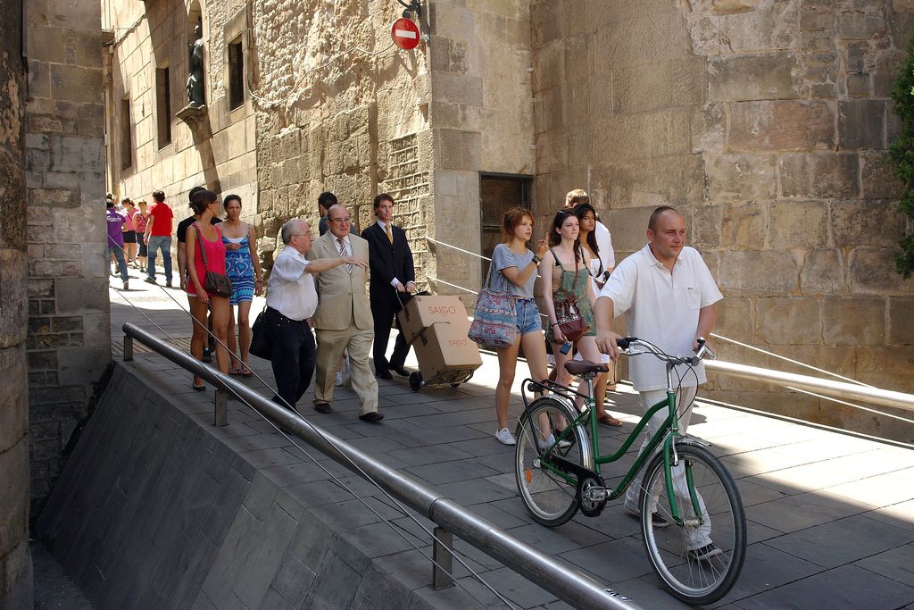 Persones baixant la rampa del carrer del Bisbe