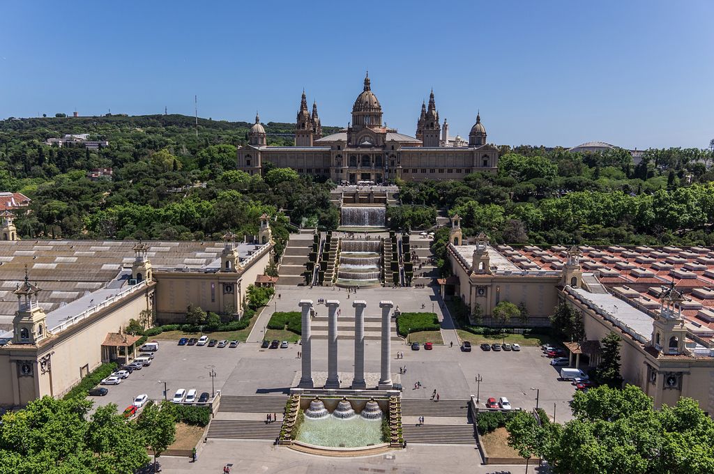 Vista aèria del Museu Nacional d'Art de Catalunya (MNAC), la Font Màgica i les Quatre Columnes