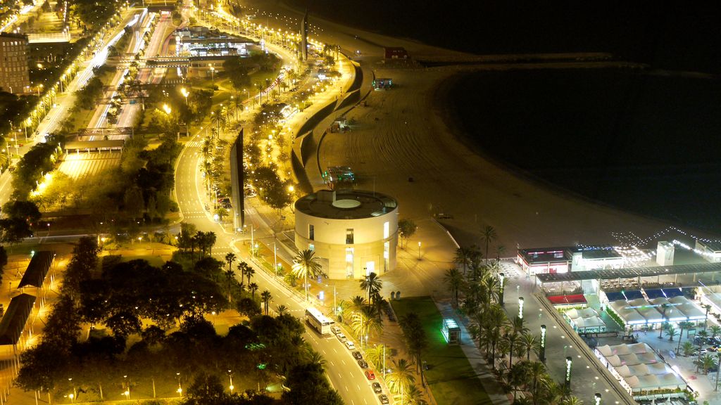 Vista nocturna del litoral de Barcelona amb el Port Olímpic, la delegació de l'AEMET i la platja de la Nova Icària