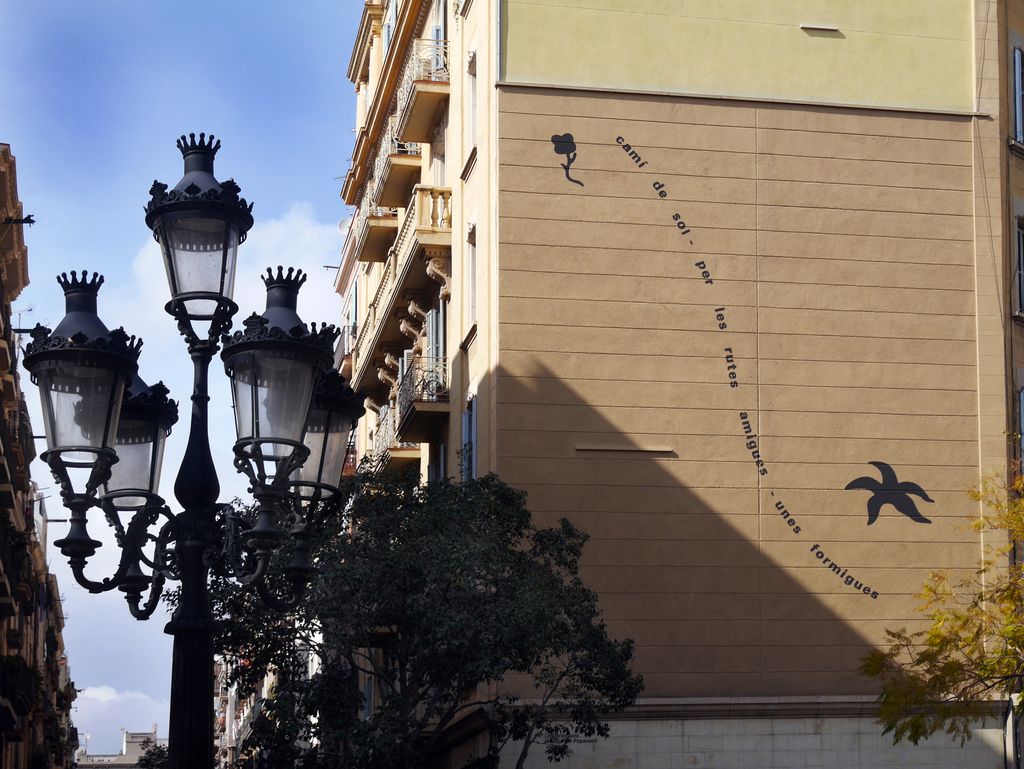 Les formigues. Mural de Jose Manuel Pinillo basat en el cal·ligrama homònim de Joan Salvat-Papasseit