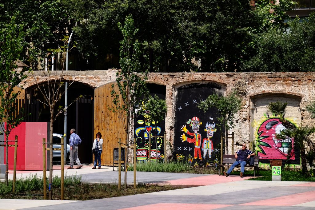 Jardins d'Emma de Barcelona. Murs i accessos