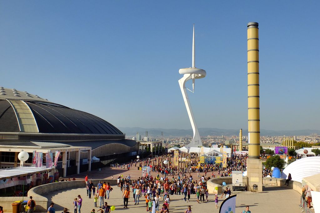 Festa dels Súpers a l'Anella Olímpica. Públic al voltant del Palau Sant Jordi i la Torre de Calatrava