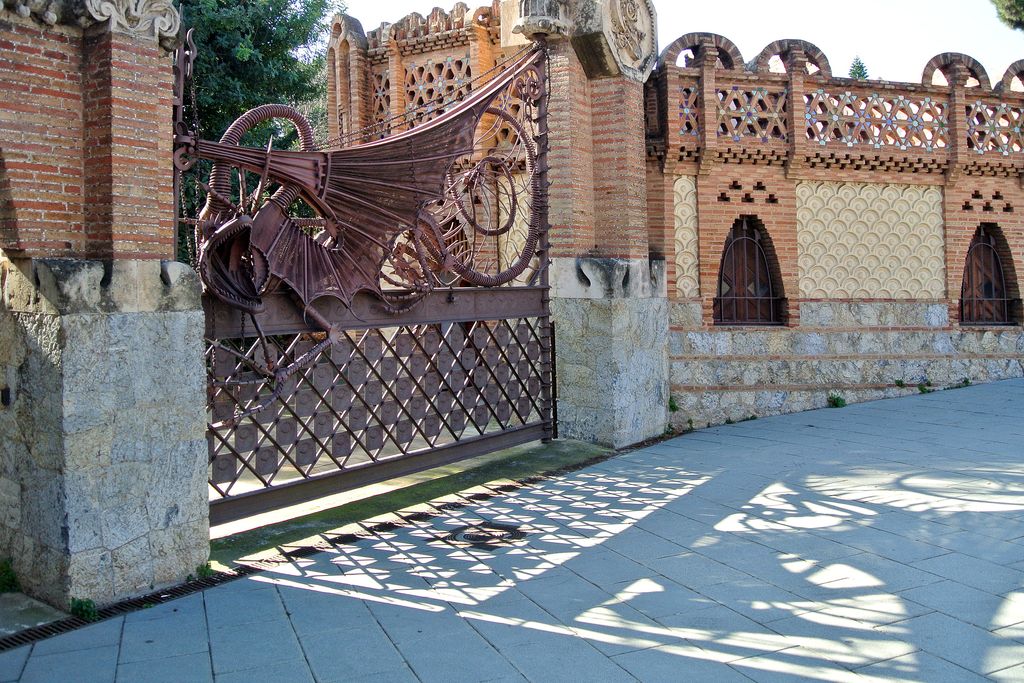 Pabellones Güell. Puerta herrada con forma de dragón