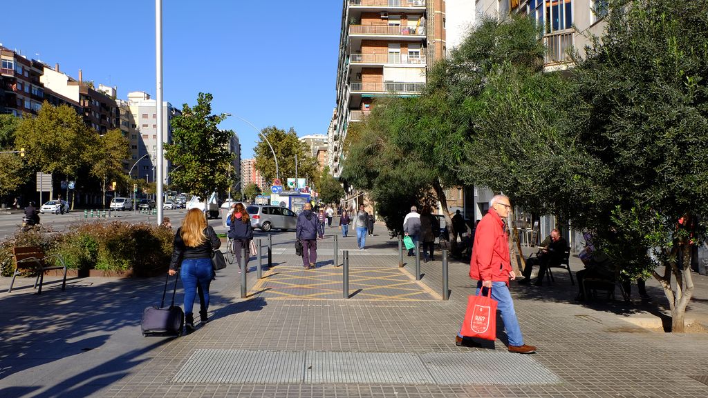 Avinguda Meridiana, tram entre els carrers de Las Navas de Tolosa i de Felip II (cantó mar). Sortida d'emergència del metro