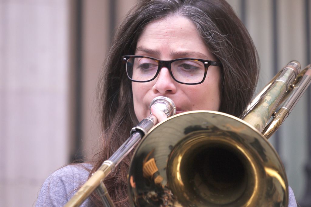 Corpus. Sardanes. Dona tocant el trombó