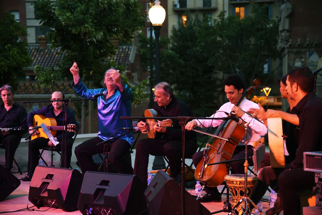 Concert de Músiques del Món a l'Hospital de Sant Pau. Escenari amb els músics tocant