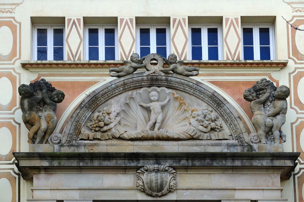 Casa de la Maternitat. Cornisa semicircular amb el relleu d'un nadó