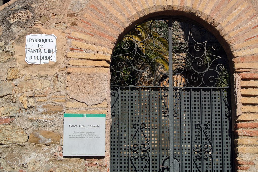 Santa Creu d'Olorda. Porta d'entrada i rètol informatiu