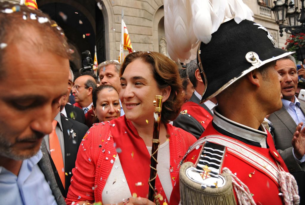 Sessió constitutiva de la corporació municipal. Ciutadans reunits a la plaça per a la presa de possessió