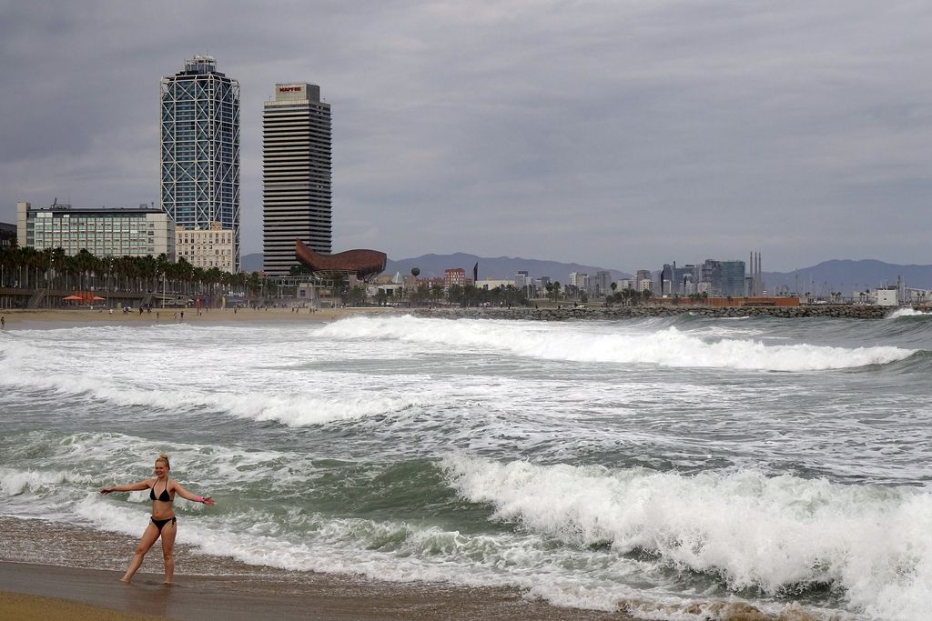 Vistes de la platja i del mar a la tardor. Torre Mapfre, Hotel Arts i escultura Peix, de Frank Gehry