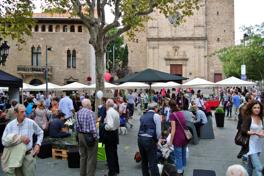 Fira del comerç a Sarrià. Parades i visitants