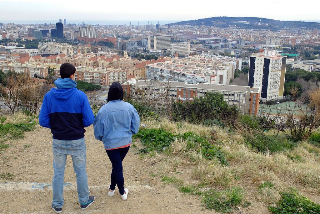 Joves mirant les vistes de Barcelona des de la plaça del Coll de Finestrelles