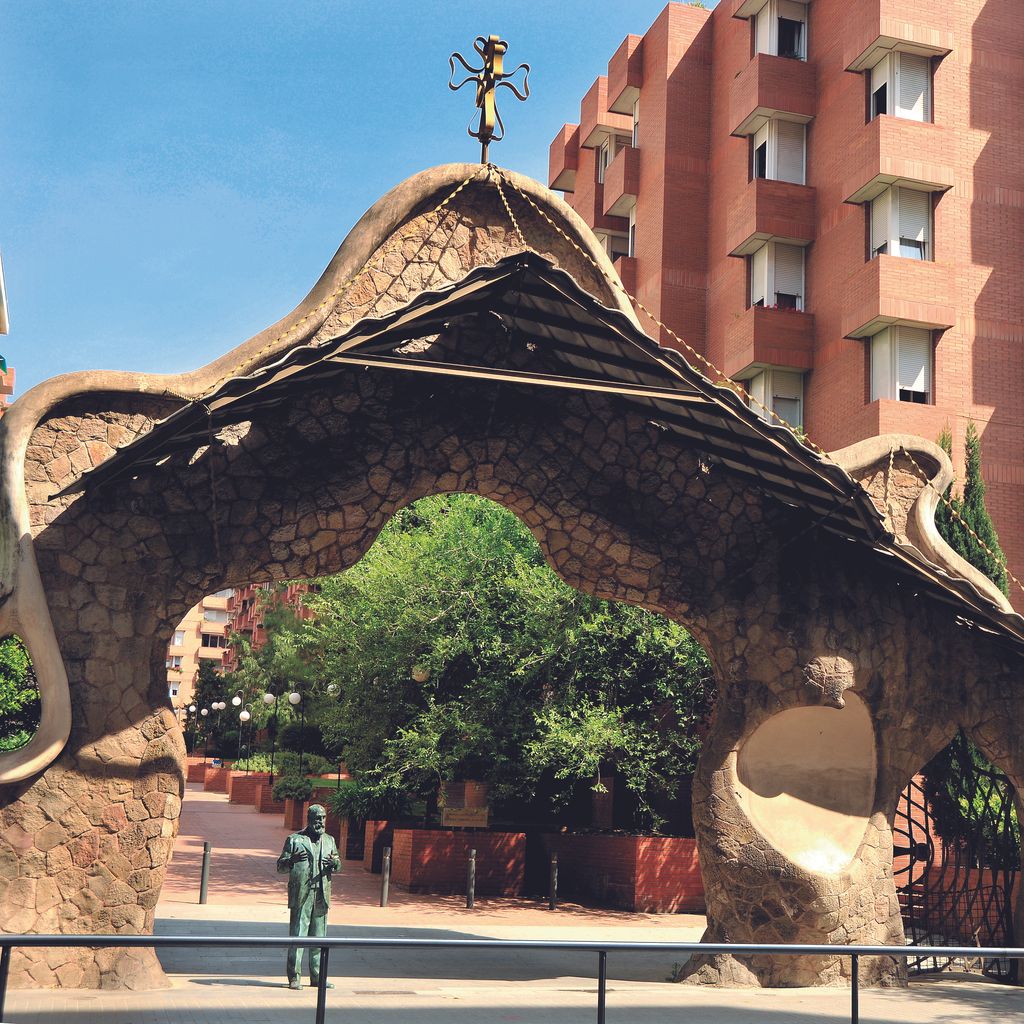 Porta i tanca de la Finca Miralles i escultura d'Antoni Gaudí