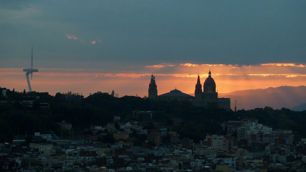 Vista de la muntanya de Montjuïc al capvespre