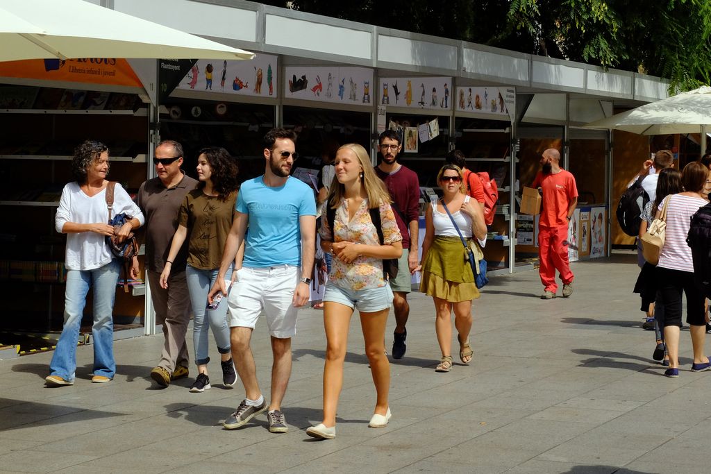 Setmana del Llibre en Català. Visitants voltant per les parades