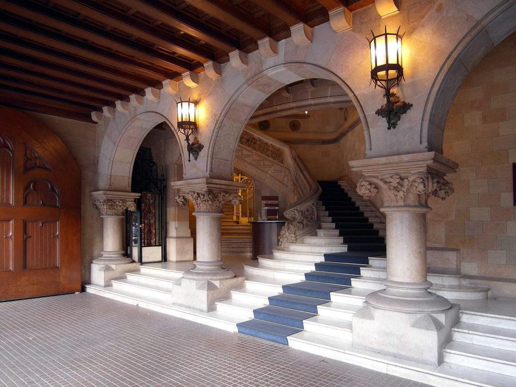 Casa Vídua Marfà. Entrada amb columnes i escales monumentals