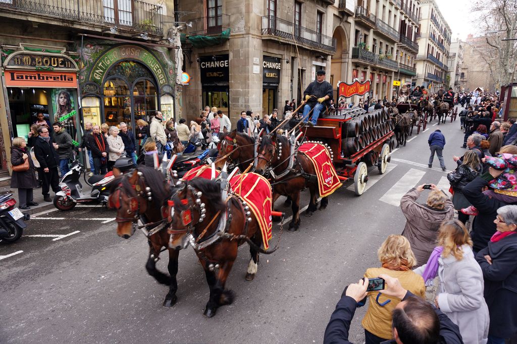 Festa Major de Sant Antoni. Tres Tombs. Carros desfilant per la Rambla