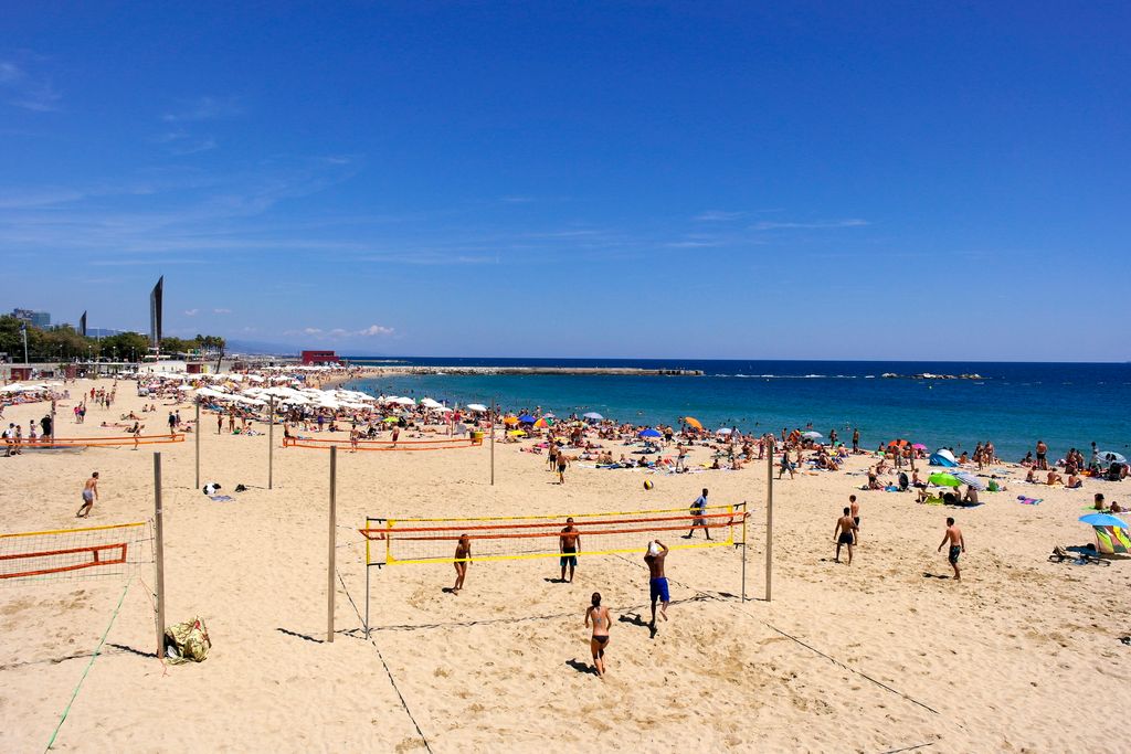 Platja de la Nova Icària. Pistes de voleibol de platja