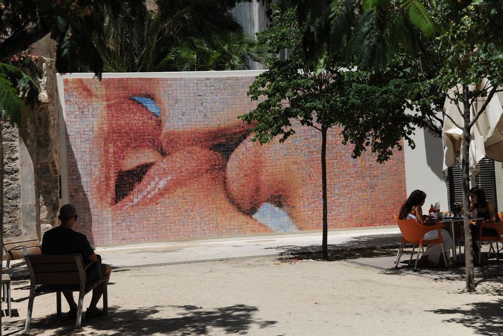 Fotomural "El món neix a cada besada" de Joan Fontcuberta a la plaça d'Isidre Nonell