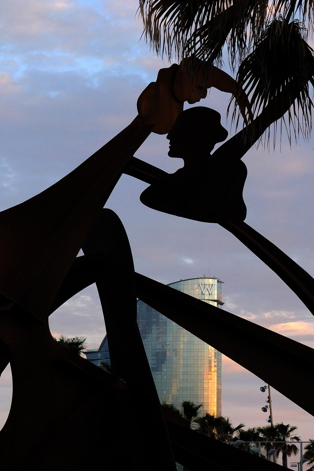 Escultura Homenatge a la natació al capvespre