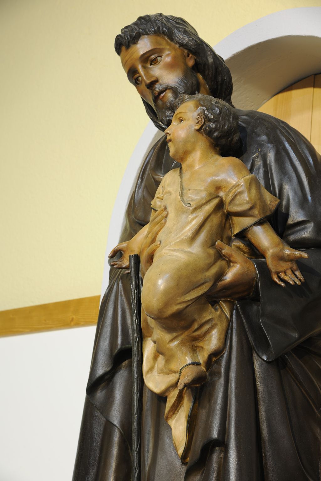 Església del Bon Pastor. Escultura de Sant Josep amb el nen