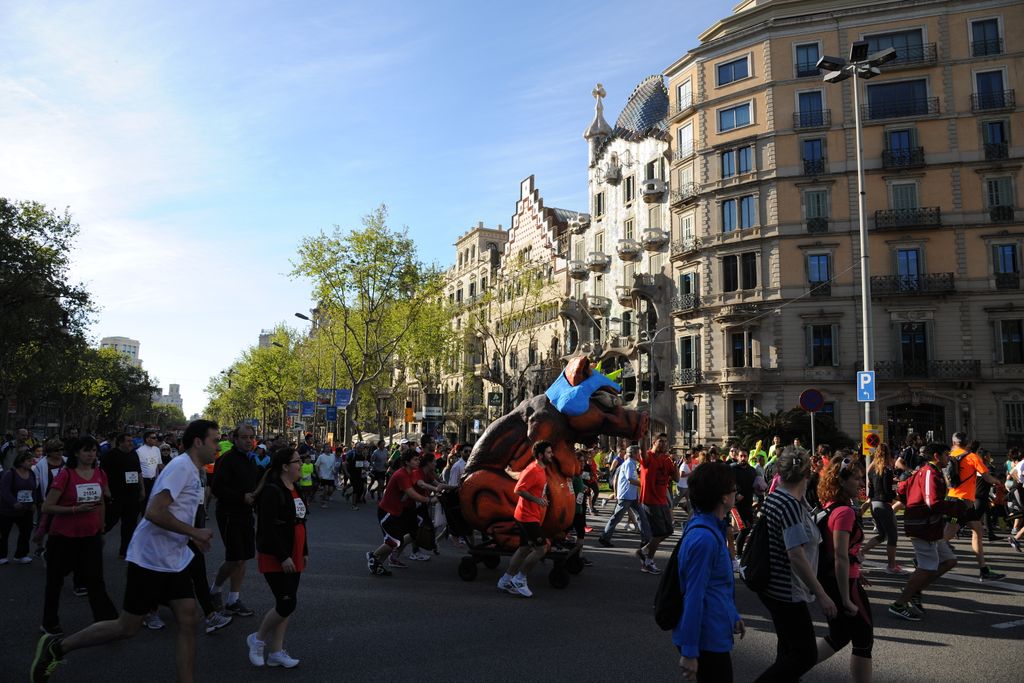 Cursa d'El Corte Inglés. Corredors pel passeig de Gràcia