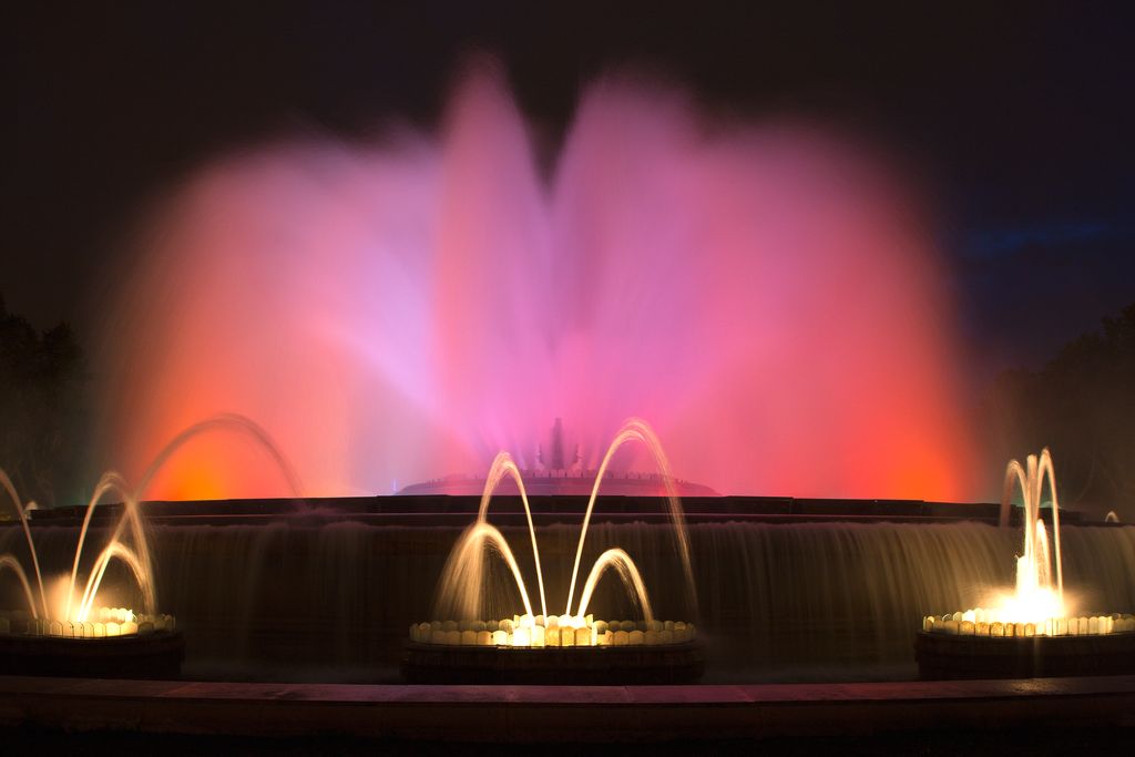 Font màgica de Montjuïc il·luminada