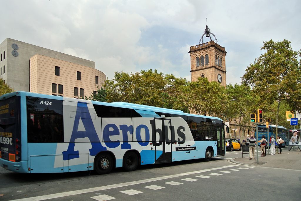 Aerobús passant per la plaça de la Universitat