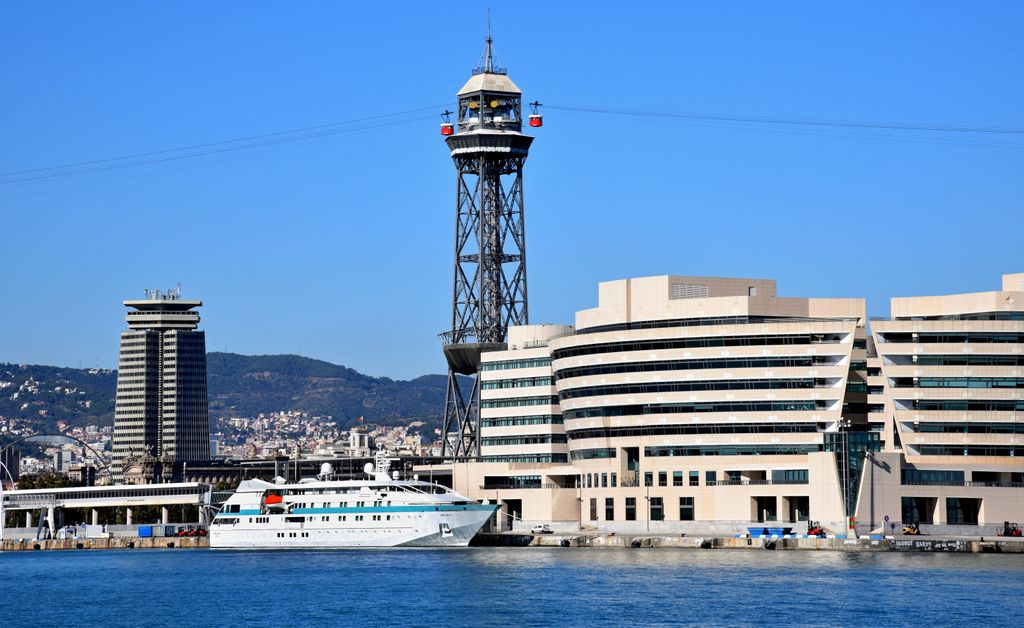 World Trade Center vist des del mar amb la Torre de Jaume I i la Torre Colom