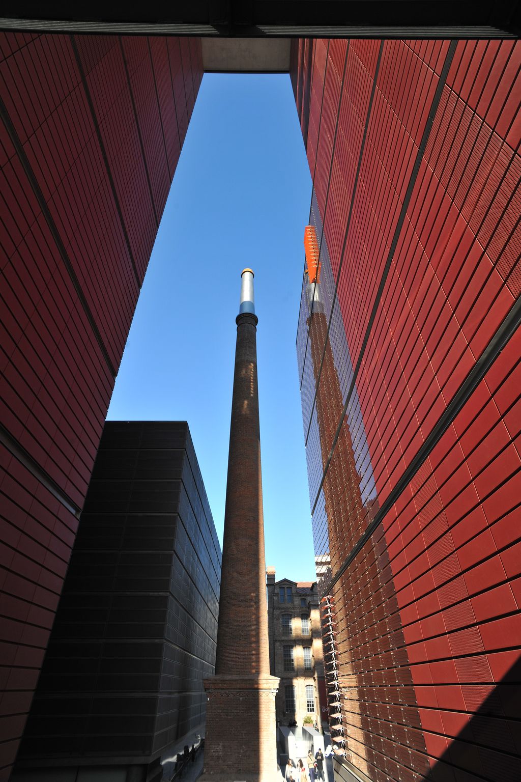 Universitat Pompeu Fabra. Xemeneia vista des de l'edifici Roc Boronat