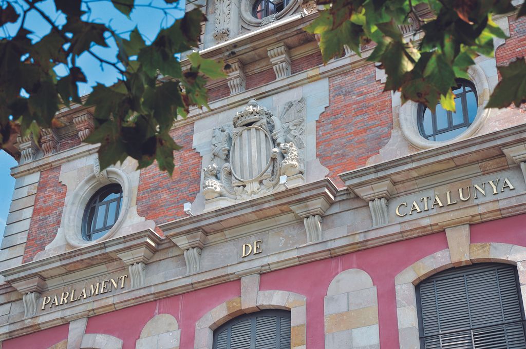 Parlament de Catalunya. Façana amb l'escut