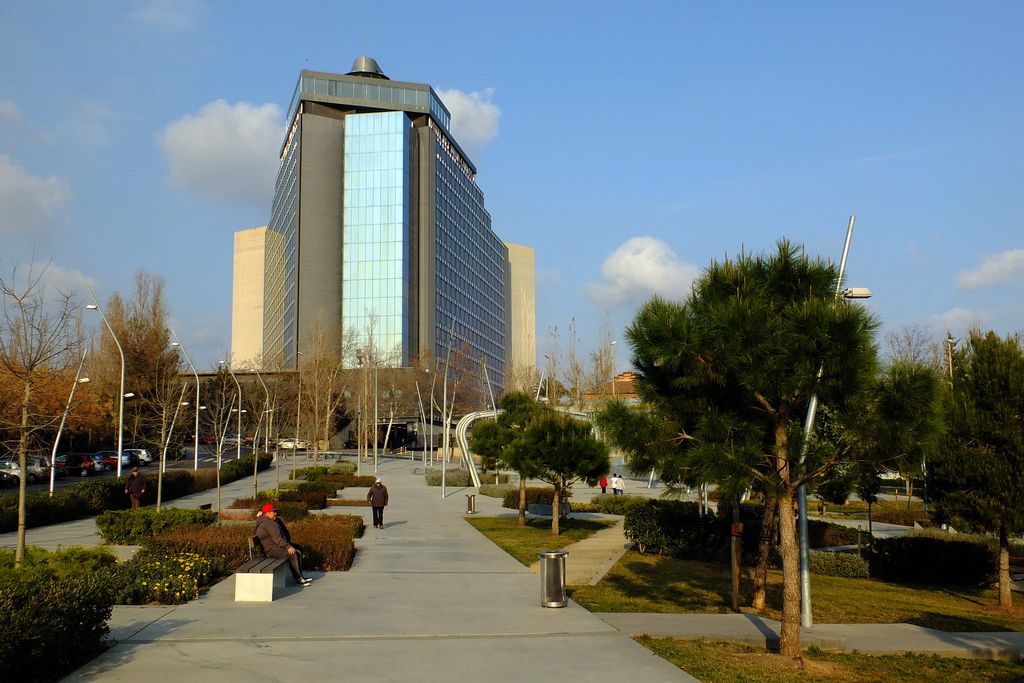 Parc de Can Rigal. Passeig central i edificis propers