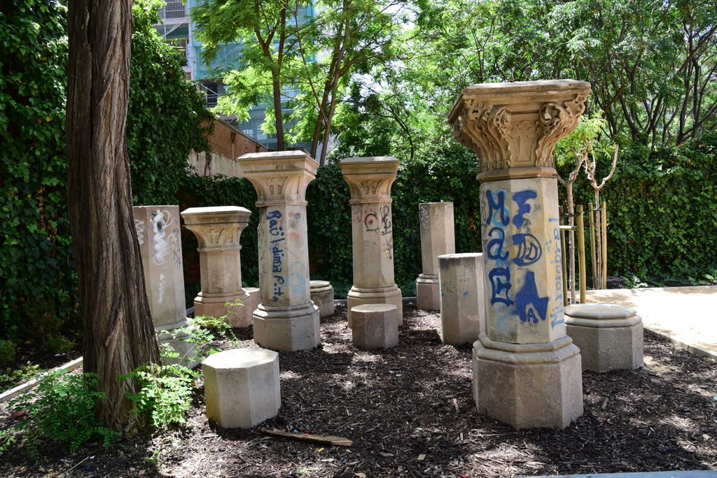 Jardins d'Emma de Barcelona. Columnes, tambors i basaments