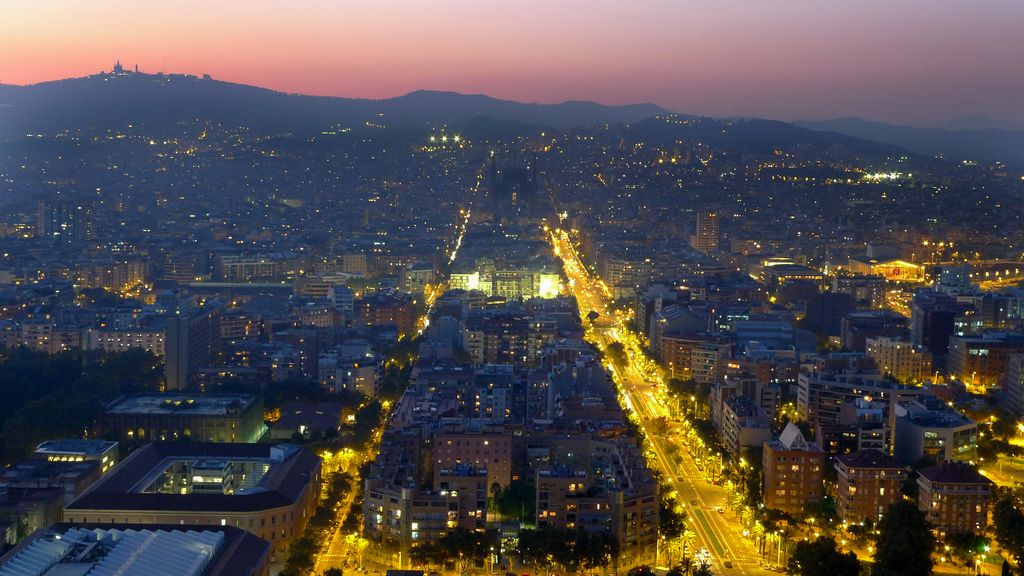 Vista parcial de l'Eixample de Barcelona, seguint l'eix dels carrers de Sardenya i de la Marina de mar a muntanya