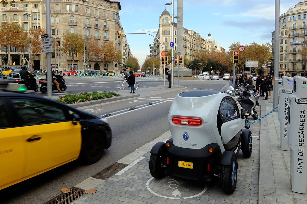 Punt de càrrega elèctrica a la Diagonal amb passeig de Gràcia