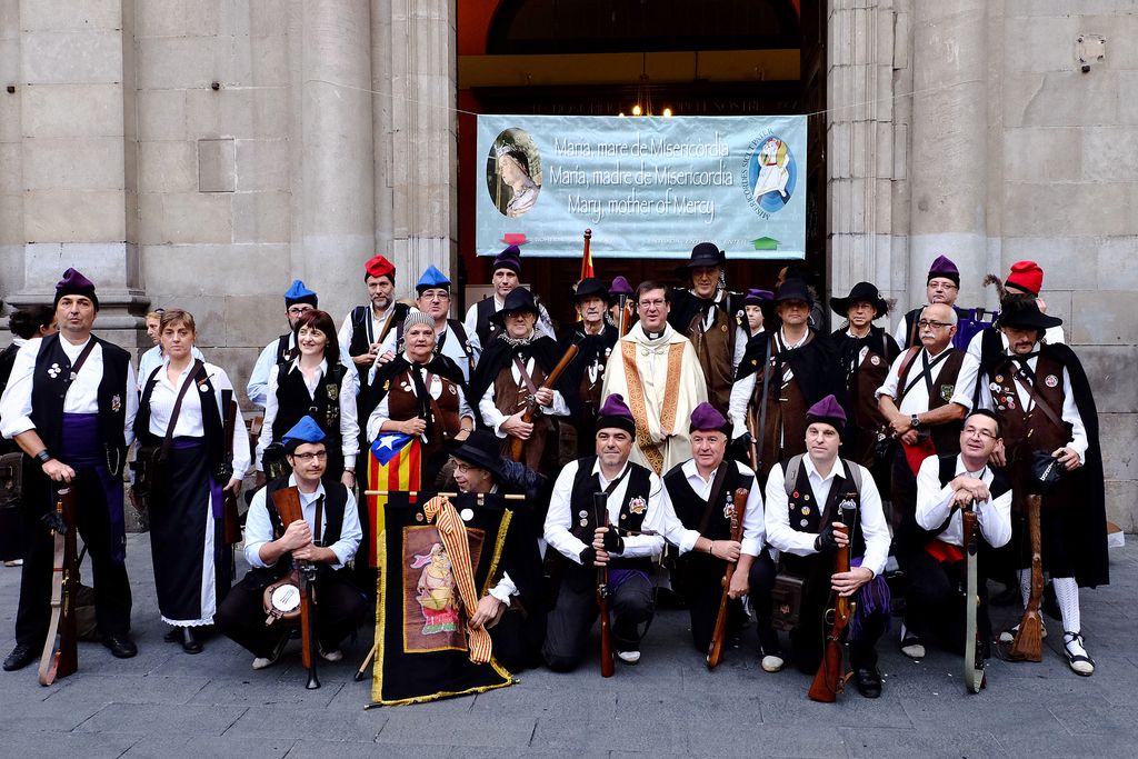 La Mercè 2016. Grup dels trabucaires a la portalada de la basílica de la Mercè abans de l'ofrena