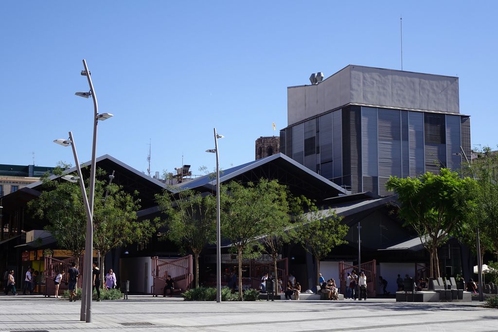 Plaça de la Gardunya. Visió de conjunt amb la façana posterior del mercat de la Boqueria