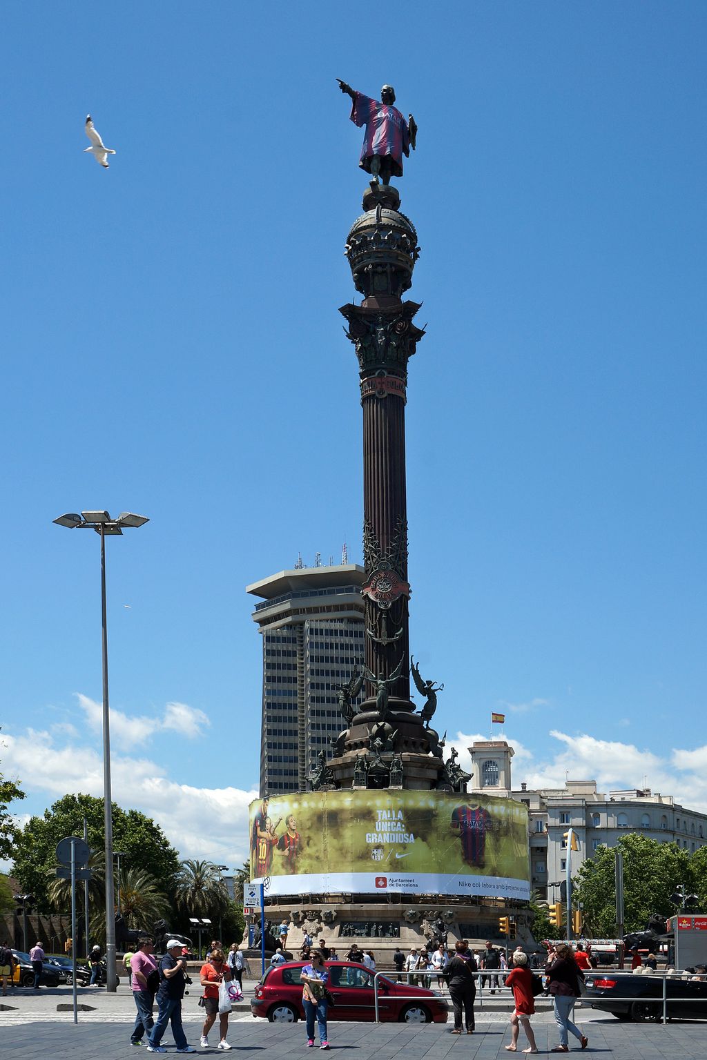 Monument a Cristòfor Colom amb la samarreta del Barça. Campanya Nike