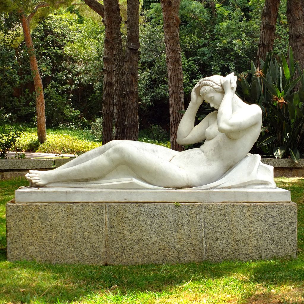 Escultures dels jardins de Joan Maragall. Dona ajaguda, d'Enric Monjo