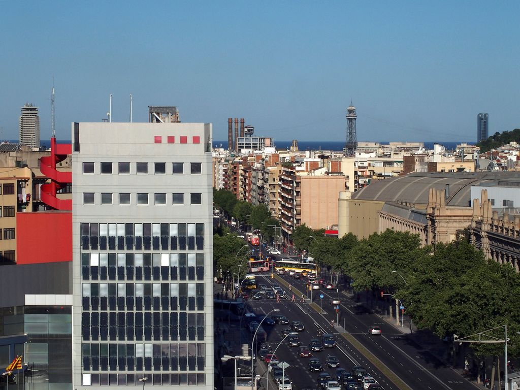 Avinguda del Paral·lel. Vista des de la plaça d'Espanya. Edifici dels Mossos d'Esquadra