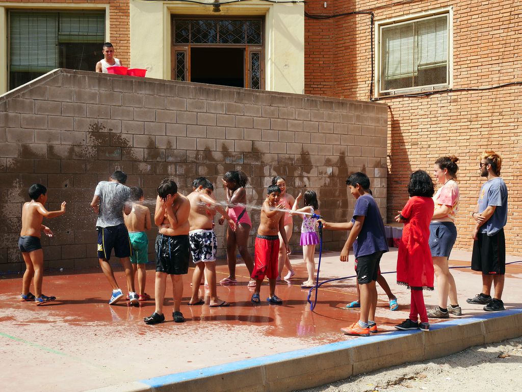 Casal d'estiu a l'Escola Sant Jordi. Nens jugant amb aigua