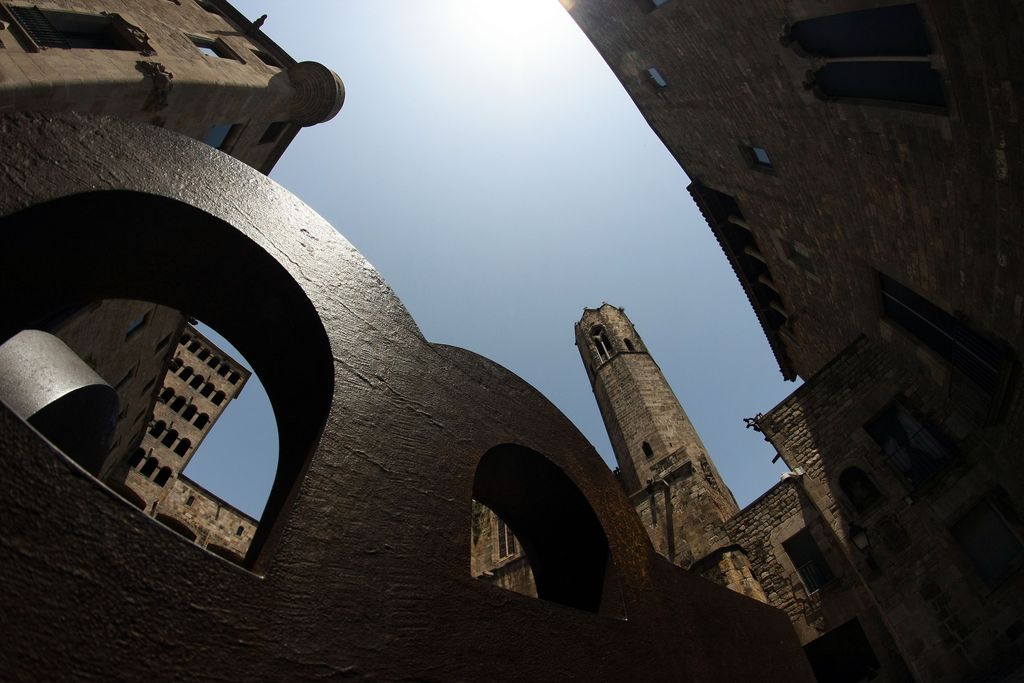 Plaça del Rei amb la capella de Santa Àgata vista des dels peus de l'escultura Topos V