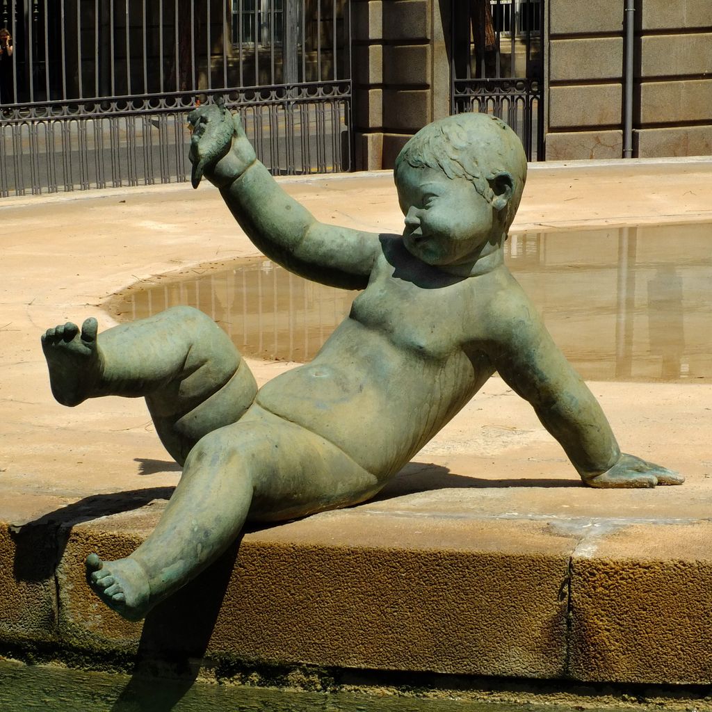 Palauet Albéniz. Escultura d'un nen