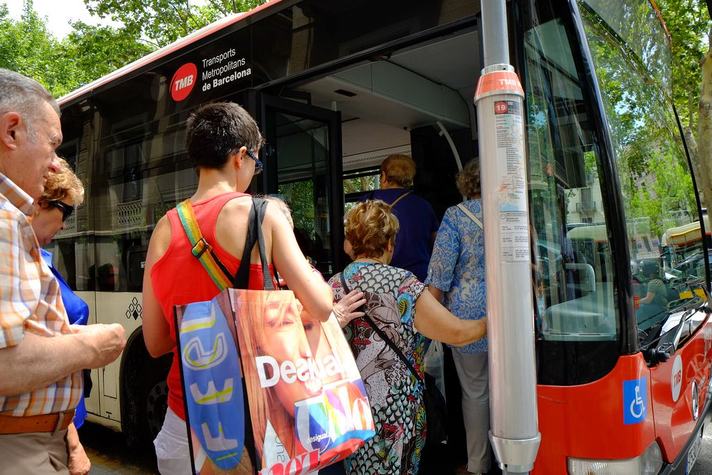 Viatgers pujant a un autobús a Urquinaona