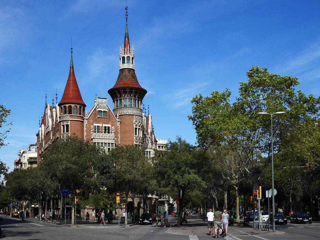 Casa de les Punxes vista des de la Diagonal