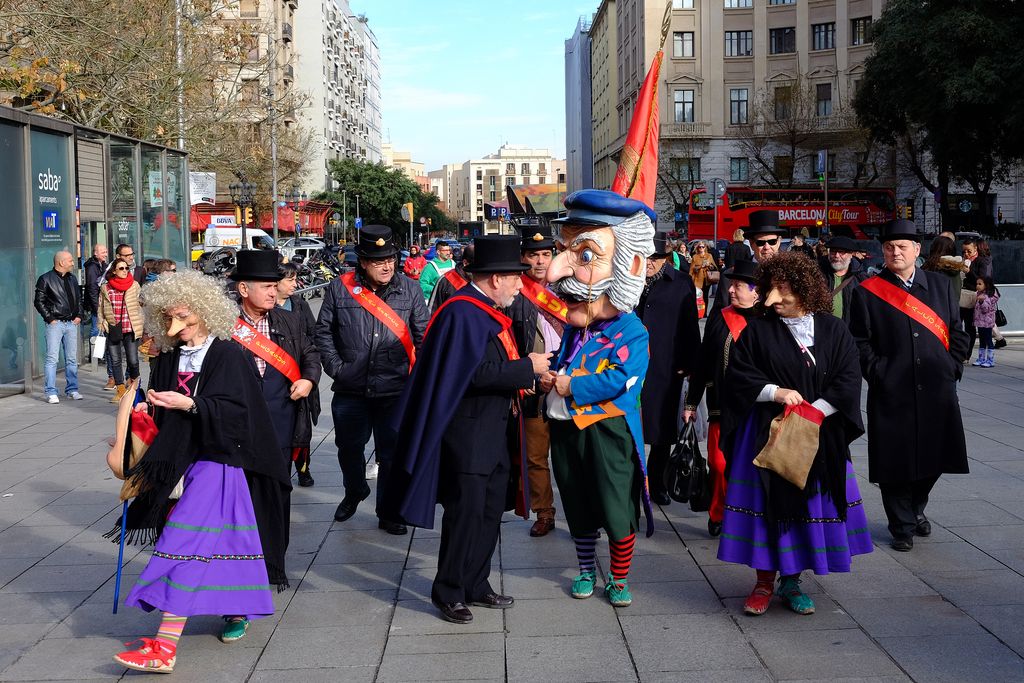 L'Home dels Nassos amb el seu seguici. Recepció d'autoritats