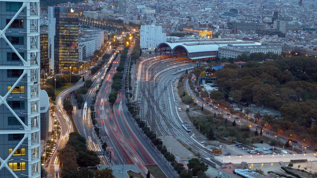 Estació de França des de l'aire. Infraestructures ferroviàries i xarxa viària al voltant