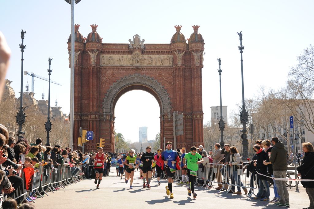 Marató de Barcelona 2015. Corredors i públic a Arc de Triomf